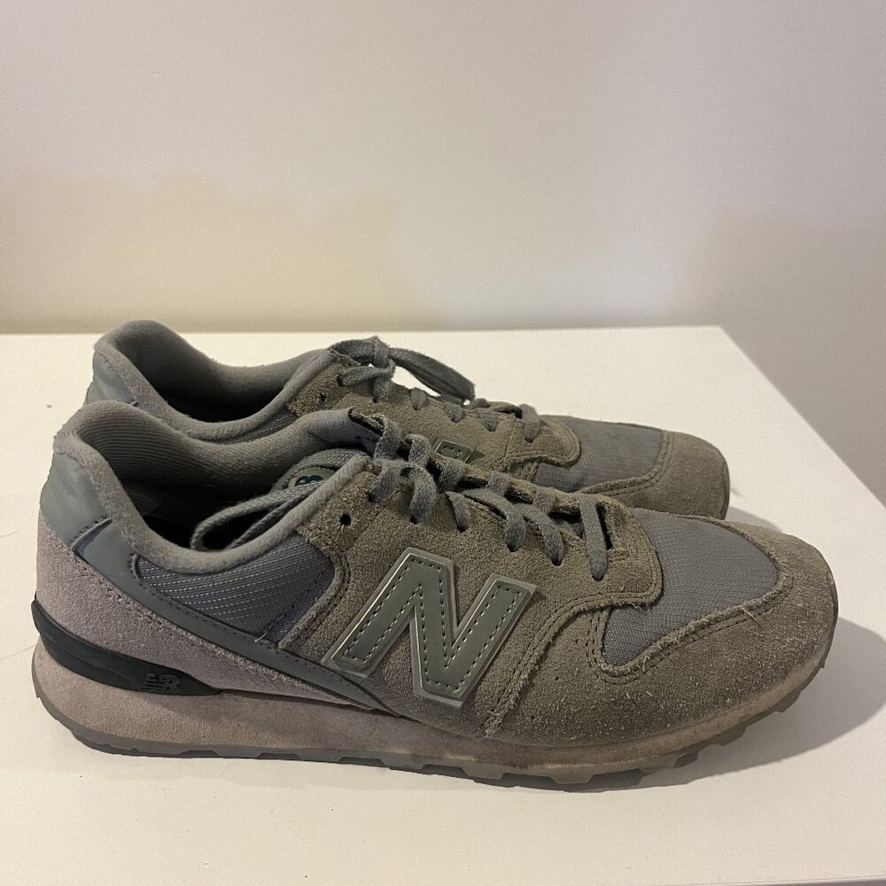 New Balance Women's 696 Lifestyle Shoes in Size 8.5